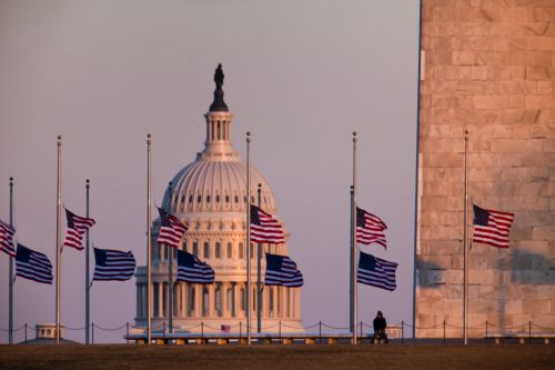 Ενός λεπτού σιγή στις ΗΠΑ, φόρος τιμής για την τραγωδία στην Αριζόνα