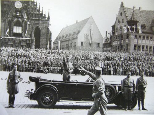 Για περισσότερα από 38.000 ευρώ πουλήθηκαν ανέκδοτες φωτογραφίες του Χίτλερ