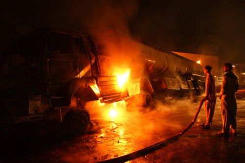 Δεκάδες νεκροί σε σύγκρουση λεωφορείου με βυτίο στο Πακιστάν