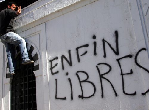 Την πλήρη εκκαθάριση του καθεστώτος Μπεν Άλι ζητούν επίμονα οι Τυνήσιοι