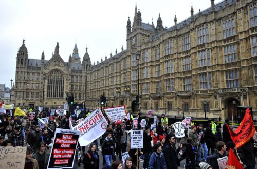 Διαδηλώσεις φοιτητών σε Λονδίνο και Μάντσεστερ για τα δίδακτρα των πανεπιστημίων