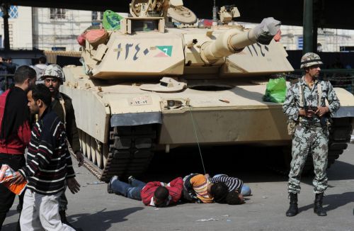 Πτήσεις μαχητικών πάνω από τους διαδηλωτές στο Κάιρο, στους 100 οι νεκροί