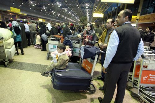 Επισπεύδουν την απομάκρυνση των υπηκόων τους από την Αίγυπτο οι ξένες κυβερνήσεις