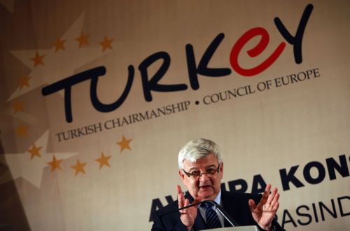 «Να εστιάσουμε στην ανοχή» ζητούν ο Γιόσκα Φίσερ και ο Αχμέτ Νταβούτογλου