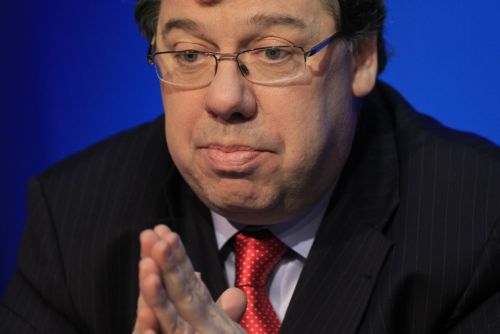 Eκλογές ζητά η αντιπολίτευση στην Ιρλανδία μετά την απόσυρση του Κόουεν από το κόμμα