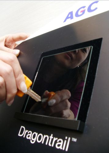 Νέο είδος γυαλιού για οθόνες κινητών είναι έξι φορές ανθεκτικότερο