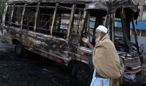 Αιματηρή βομβιστική επίθεση σε λεωφορείο στο βορειοδυτικό Πακιστάν