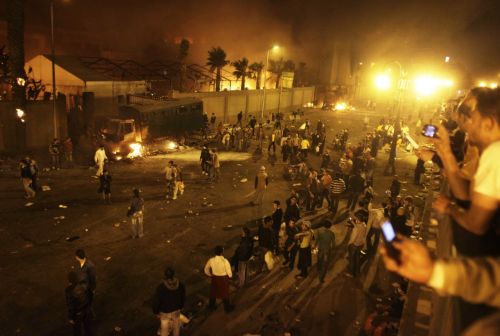 Χιλιάδες Αιγύπτιοι στους δρόμους αψηφώντας απαγόρευση κυκλοφορίας και τανκ