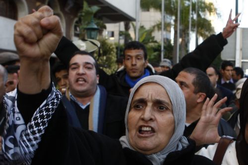 Πολιτικές ελευθερίες υπόσχεται η κυβέρνηση στην Τυνησία ενώ κλιμακώνονται οι ταραχές
