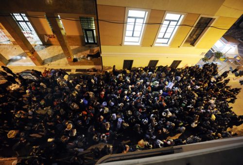 Άμεση ικανοποίηση των αιτημάτων των μεταναστών ζητεί η ΚΝΕ