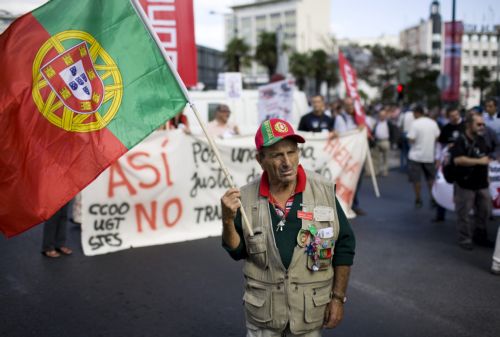 Μαζικές δικαστικές αγωγές Πορτογάλων δημόσιων υπαλλήλων για τις μειώσεις μισθών