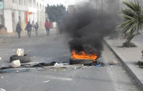 Επεκτείνονται οι ταραχές στην Τυνησία, επεισόδια και στην πρωτεύουσα