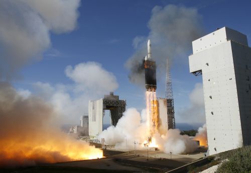 Απόρρητο φορτίο εκτοξεύτηκε με γιγάντιο πύραυλο από την Καλιφόρνια