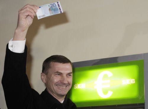 Στην οικογένεια του ευρώ από το Σάββατο και η Εσθονία