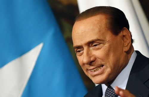 Θύμα «δικαστικής κατασκοπείας» δηλώνει ο Μπερλουσκόνι, εν μέσω ροζ σκανδάλων