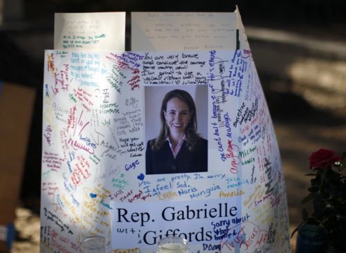 Να πέσουν οι τόνοι της πολιτικής αντιπαράθεσης ζητά ο Μπιλ Κλίντον μετά το μακελειό στην Αριζόνα