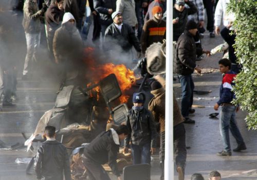 Βίαιες ταραχές με δεκάδες τραυματίες στην Τυνησία παρά την απαγόρευση της κυκλοφορίας
