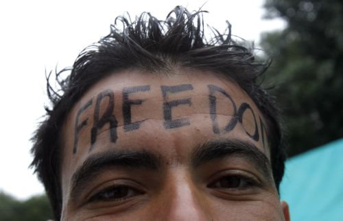 Πιέζουν για μεταρρυθμίσεις οι πολίτες, διστακτική η κυβέρνηση της Τυνησίας