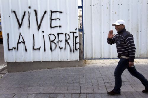 Στη σταδιακή αποκαθήλωση του καθεστώτος Μπεν Άλί προχωρά η Τυνησία