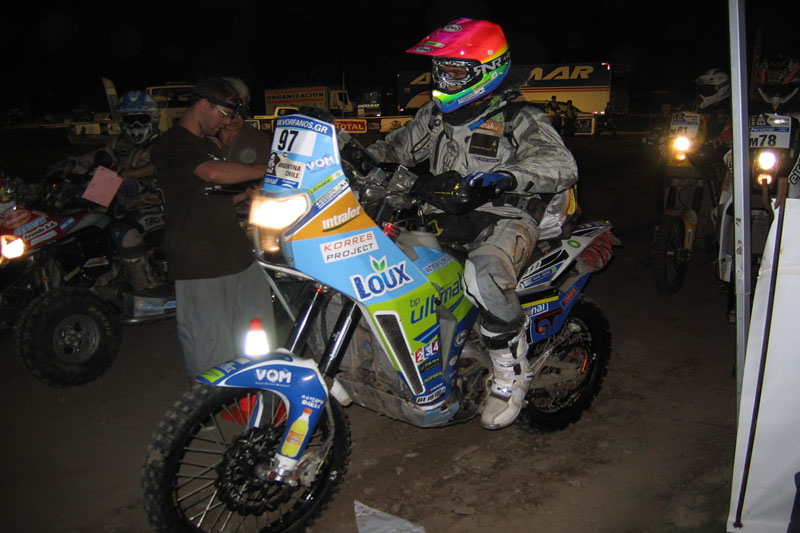 Ράλι Ντακάρ 2011, 5η μέρα: Τραυματίστηκε ελαφρά αλλά συνεχίζει ο Β. Ορφανός