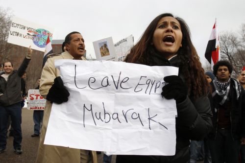 Πολίτες και διπλωματικό προσωπικό απομακρύνουν από την Αίγυπτο πολλές χώρες