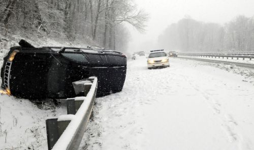Έντεκα νεκροί από χιονοθύελλα που σάρωσε τον Νότο και μεταφέρεται στις βόρειες πολιτείες των ΗΠΑ