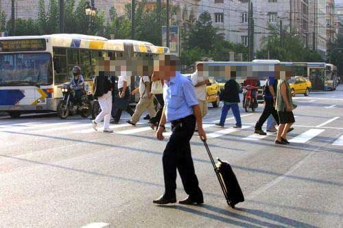Συνυπαίτιος σε τυχόν ατύχημα ο πεζός που διασχίζει το δρόμο εκτός διαβάσεως