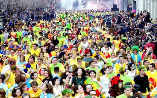 Λιτή, αλλά γεμάτη κέφι η έναρξη του Πατρινού Καρναβαλιού