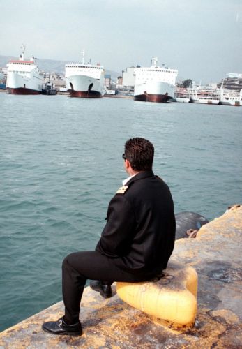 «Δεν νοείται πλοίο με ελληνική σημαία χωρίς Έλληνα πλοίαρχο» αντιδρά η Ένωση Πλοιάρχων