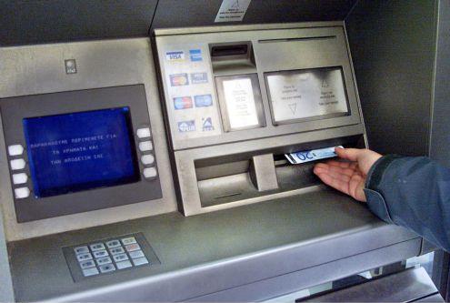 Καταργούνται οκτώ όροι που θέτουν οι τράπεζες στις συναλλαγές