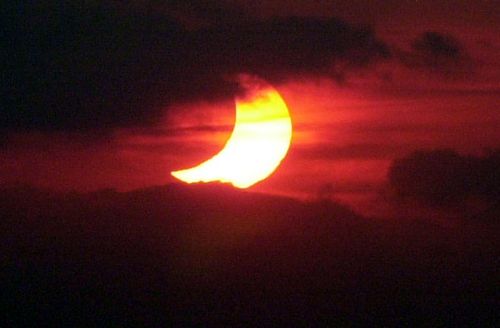 Συννεφιασμένη η μερική έκλειψη ηλίου στην ελληνική επικράτεια