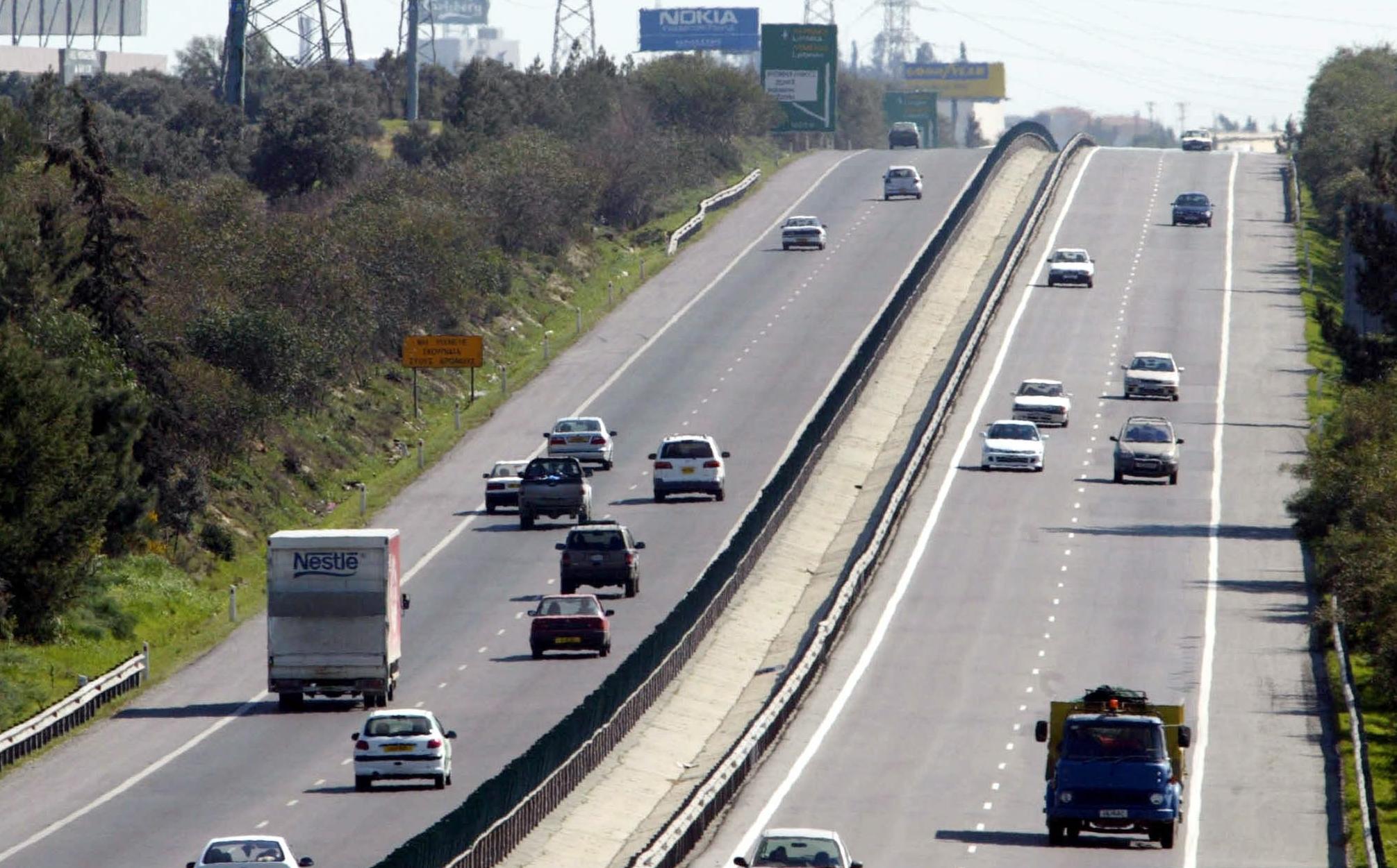 Σύγκρουση ΙΧ με λεωφορείο που μετέφερε μαθητές, δεν υπάρχουν τραυματίες