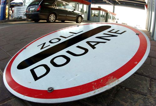 Το χαρτοβασίλειο πνίγει τα ελληνικά τελωνεία