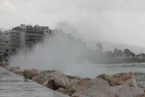Δεμένα τα πλοία στα λιμάνια λόγω των θυελλωδών ανέμων