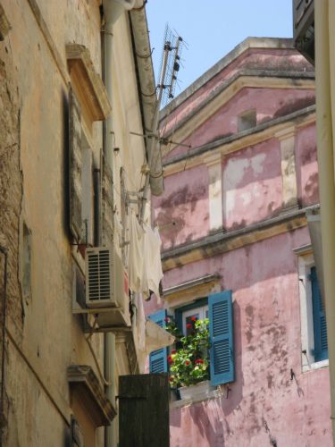 Κατατέθηκε η τροπολογία για εξάμηνη παράταση της απαγόρευσης πλειστηριασμών