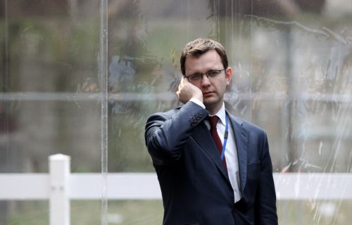 Υπέρ στενού του συνεργάτη που κατηγορείται για υποκλοπές τάσσεται ο Ντ.Κάμερον