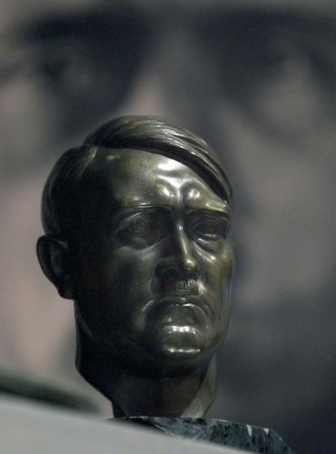 Ο τελευταίος εν ζωή σωματοφύλακας του Χίτλερ δεν απαντά πια στους θαυμαστές του