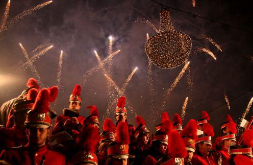 Με ελπίδα, αλλά και λιτότητα η υποδοχή του 2011 στην Ελλάδα