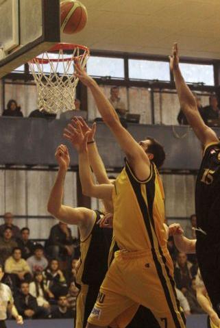 Η ΑΕΚ λύγισε πάλι στο φινάλε και το Μαρούσι νίκησε με 82-78