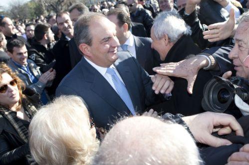 Διαψεύδουν συνεργάτες του Κώστα Καραμανλή σενάρια περί «αποστρατίας» του