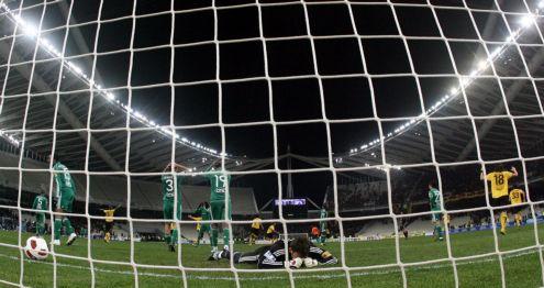 Ο Μίτσελ σούταρε στην… τύχη και o Καρνέζης κρέμασε τον ΠΑΟ στο 98′