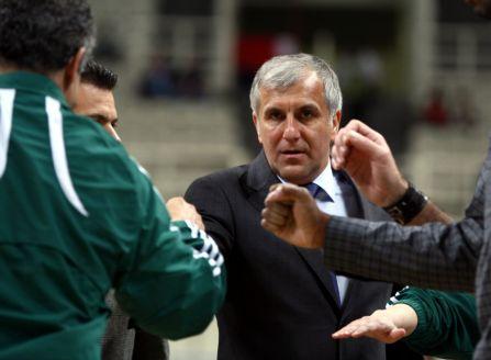 Νίκη για να μη μπει σε περιπέτειες, θέλει ο Ομπράντοβιτς