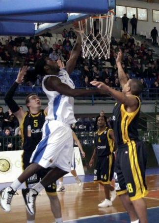 Σημαντική νίκη για τον Πανελλήνιο, «βυθίζεται» η ΑΕΚ