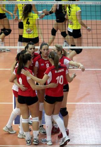 Τον Παναθηναϊκό αγγίζει ο Ολυμπιακός μετά το 3-1 σετ επί της ΑΕΚ