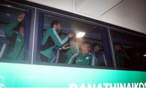 Αποθεωτική υποδοχή στην Παιανία με συνθήματα κατά των διοικήσεων