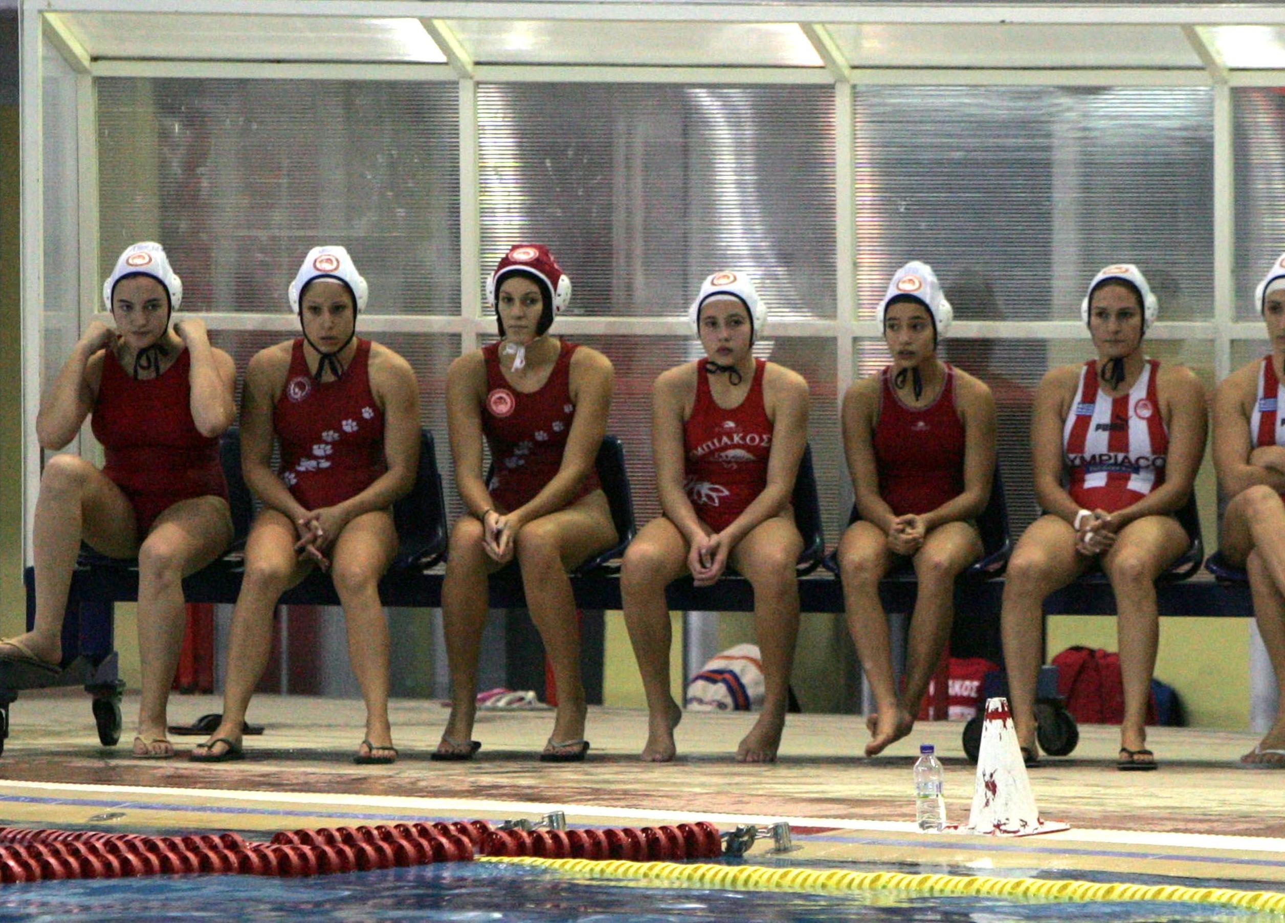 Ποδοσφαιριστές και μπασκετμπολίστες… ενισχύουν τις απλήρωτες πολίστριες