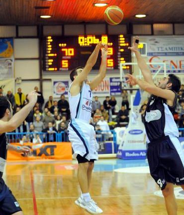 Ο Καραποστόλου έδωσε τη νίκη στην Καβάλα με 74-70 μέσα στη Ρόδο