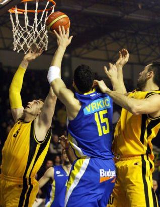 Στην κούρσα της παραμονής παρέμεινε η ΑΕΚ μετά το 64-60 επί του Περιστερίου