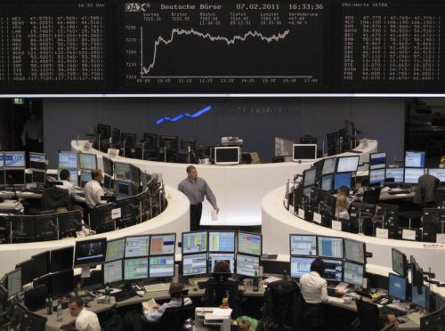 Στο πράσινο τα ευρωπαϊκά χρηματιστήρια και η Γουόλ Στριτ τη Δευτέρα