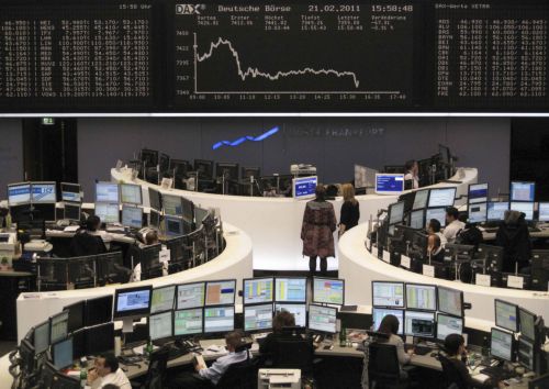 Στο κόκκινο τα ευρωπαϊκά χρηματιστήρια τη Δευτέρα, κλειστή η Γουόλ Στριτ